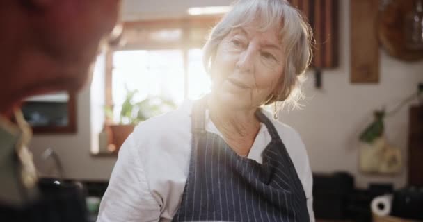 Conversazione Sorriso Coppia Anziana Cucina Parlando Legando Insieme Casa Moderna — Video Stock