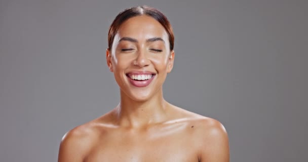 Belleza Rostro Sonrisa Con Mujer Natural Estudio Sobre Fondo Gris — Vídeos de Stock