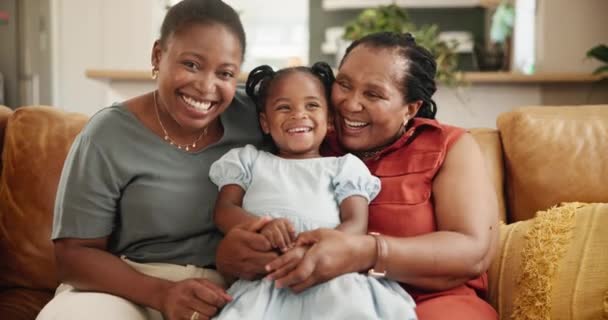 Sorria Rosto Criança Com Avó Mãe Sofá Rindo Brincando Unindo — Vídeo de Stock