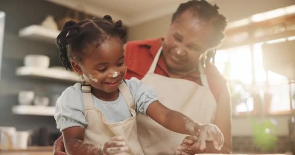 Afrykański Dziecko Pieczenia Mamą Kuchni Zabawy Razem Domu Jedzeniem Szczęśliwy — Wideo stockowe