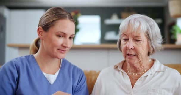 医疗保健 平板电脑和护士计划 与老妇人一起在家中客厅的沙发上进行咨询或帮助 与老年 受助病人交谈的年轻护理人员的医疗 信任或技术 — 图库视频影像