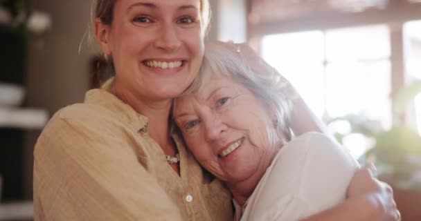 Ältere Mutter Tochter Und Gesicht Mit Umarmung Für Liebe Oder — Stockvideo