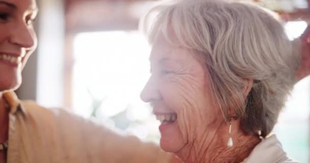 Ältere Mutter Tochter Und Gesicht Mit Umarmung Für Einen Fürsorglichen — Stockvideo