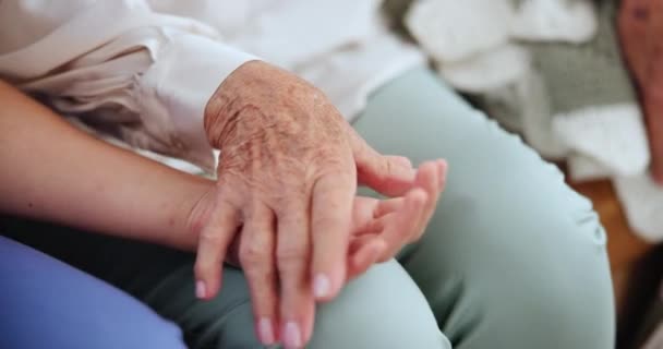 Altenpflege Unterstützung Oder Nahaufnahme Des Pflegepersonals Das Dem Patienten Die — Stockvideo