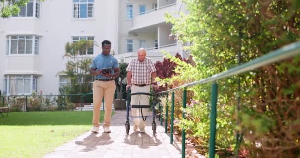 Paziente Anziano Medico Esterno Con Tablet Walking Frame Ascolto Risultati — Video Stock