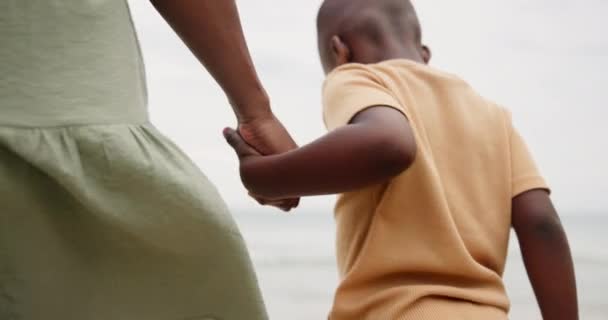 Mãe Criança Mãos Dadas Praia Para Apoio Ligação Férias Com — Vídeo de Stock