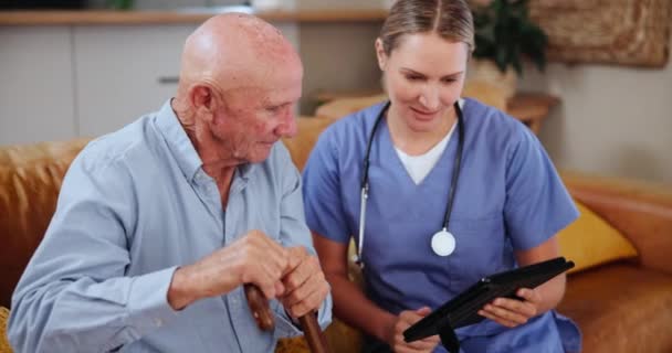 Resultaten Tablet Verpleegkundige Praten Met Oude Man Bank Het Verpleeghuis — Stockvideo