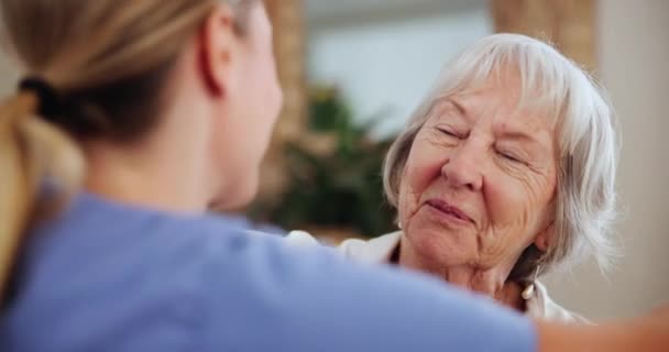 Cuidados Saúde Sorriso Enfermeira Abraçando Mulher Idosa Sofá Sala Estar — Vídeo de Stock