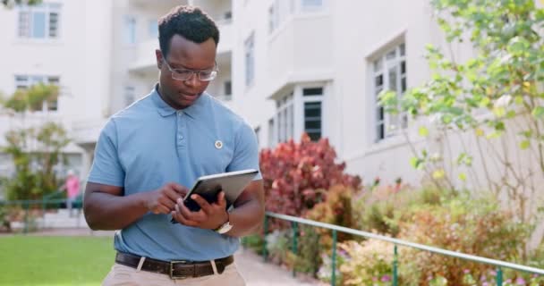 非洲医生 男人和户外用平板电脑思考 解决和打字的报告 评论或反馈应用 数码触摸屏及在院落 花园或草坪步行 — 图库视频影像
