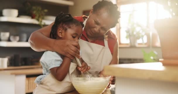 Γιαγιά Παιδί Και Μίγμα Για Ψήσιμο Στην Κουζίνα Την Εκπαίδευση — Αρχείο Βίντεο