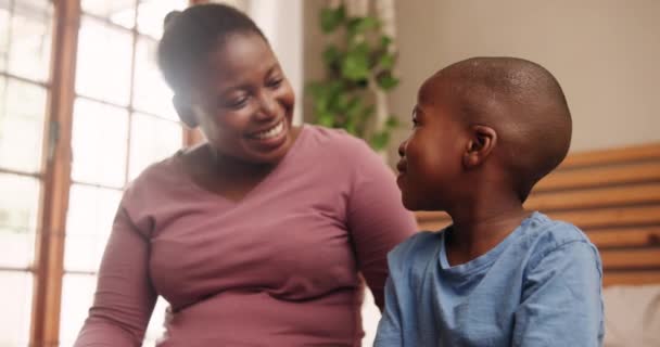Rozmowa Rozmowa Matka Dzieckiem Sypialni Dla Więzi Kochający Związek Szczęśliwy — Wideo stockowe