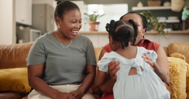 Abrazo Amor Hijo Con Abuela Madre Sofá Riendo Jugando Uniéndose — Vídeos de Stock