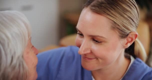 Pflege Unterstützung Und Krankenschwester Umarmen Alte Frau Auf Dem Sofa — Stockvideo