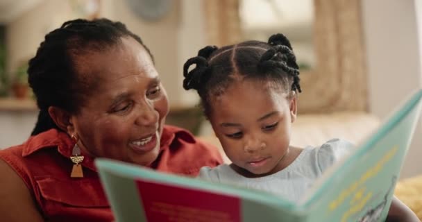 孩子和在客厅里读书讲故事 回家和小说 黑人家庭 对文学或文学的热爱和联系 对教育和语言的快乐童话 — 图库视频影像