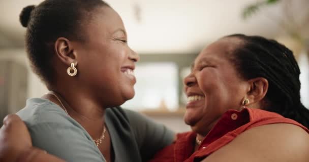 ソファー シニアマザーハグ女性は 恋愛関係 リラックスのために一緒に アフリカのママと娘は リビングルームで愛 抱擁のために額にキス — ストック動画