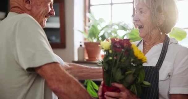 Αγκαλιά Λουλούδια Και Σπίτι Ηλικιωμένο Ζευγάρι Δώρο Και Φιλί Επέτειο — Αρχείο Βίντεο