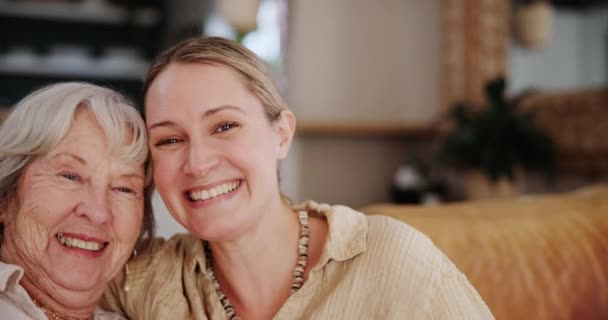 Família Feliz Abraço Com Mãe Sênior Filha Sofá Sala Estar — Vídeo de Stock