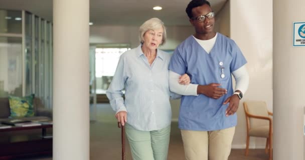 Verzorger Oudere Vrouw Lopen Huis Pensioen Communicatie Met Ondersteuning Medische — Stockvideo