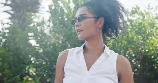 Vrouw Zonnebril Zelfvertrouwen Buiten Voor Mode Bescherming Tegen Zon Zicht — Stockvideo