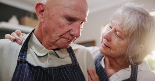Senior Ζευγάρι Και Αγκαλιά Στην Κουζίνα Αγάπη Υποστήριξη Και Βοήθεια — Αρχείο Βίντεο