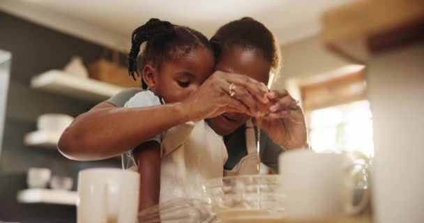 非洲人 小孩和妈妈在家里的厨房里一起烘烤着 早上快乐的时候还一起吃着鸡蛋 学习和黑人母亲早餐做饭或准备饼干 甜点或糕点 — 图库视频影像