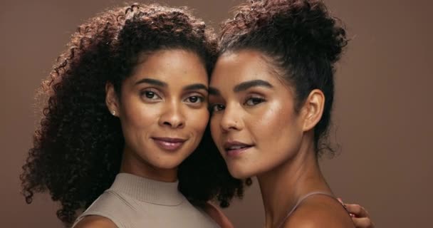 Donne Faccia Insieme Cosmetici Studio Con Sorriso Solidarietà Bagliore Pelle — Video Stock