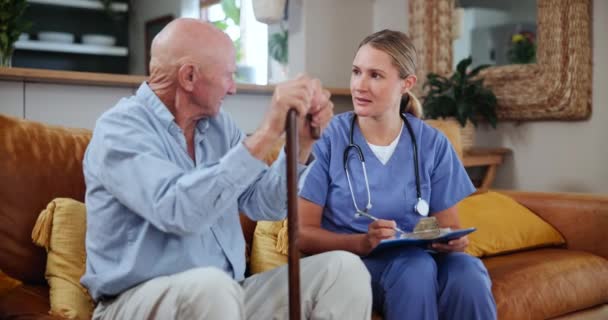 Cuidado Salud Escritura Enfermería Hablando Con Anciano Sofá Sala Estar — Vídeos de Stock