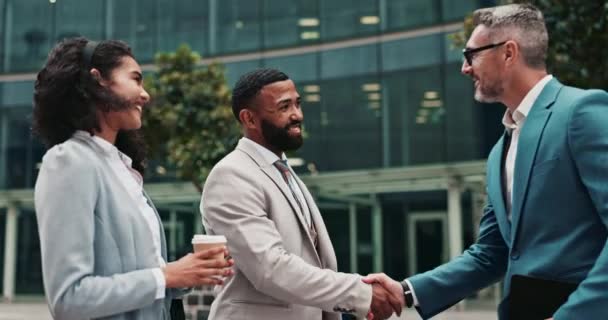 ハンドシェイク コラボレーション ビジネスの人々は チームワーク またはパートナーシップミーティングのために 挨拶のための握手を握る企業 専門および男性および女性B2Bネットワーキングおよびありがとう — ストック動画