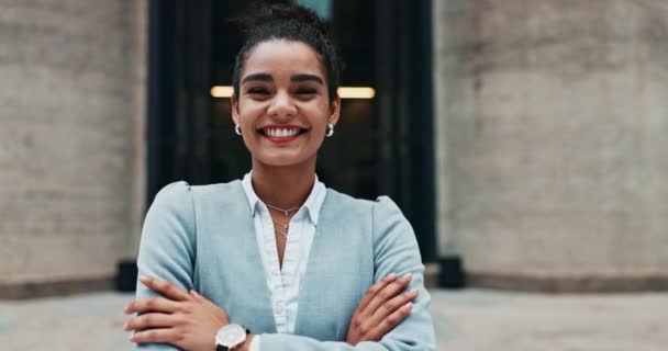 带着双臂的女商人的微笑 自信和形象是为了远见 骄傲或动机而交织在一起的 专业人士 企业家和面对新工作 创业或职业时的幸福感 — 图库视频影像