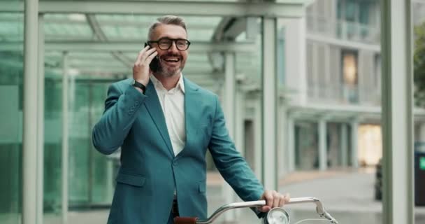 ハッピーシニア ビジネスマン 電話で仕事の機会や会話のために空港で荷物を持って ビジネス旅行のためのスマートフォンで笑顔で話し 歩く成熟した男または従業員 — ストック動画