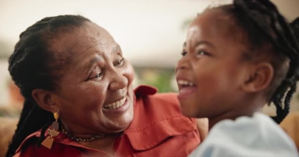 孩子和亲吻在客厅里为爱和笑 感情和关怀 黑人家庭 额头和奶奶在沙发上 周末快乐 在客厅里有趣的谈话和幽默 — 图库视频影像