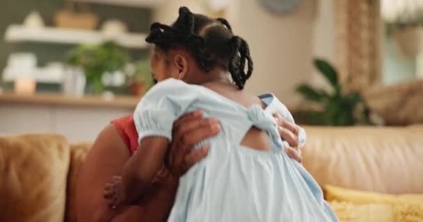 爱和祖母抱着一个女孩在沙发上打招呼 重逢或在他们的家结合在一起 黑人家庭 支持和老年妇女与兴奋的孩子在客厅里拥抱或问候 — 图库视频影像