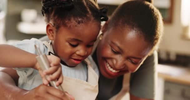 Африканский Ребенок Выпечка Мамой Кухне Обучение Вместе Дома Едой Счастливому — стоковое видео