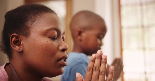 孩子和家庭的祈祷 信仰和宗教与学习 精神和说话的上帝 非洲家庭 母亲和孩子手拉手一起敬拜 希望和教导基督徒的祷告 — 图库视频影像