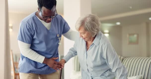 照料者 老年妇女或家庭支助 康复或与帮助或医疗护理沟通 黑人男子 护士和有手杖的老太太 为残疾人提供行走和保健服务 — 图库视频影像