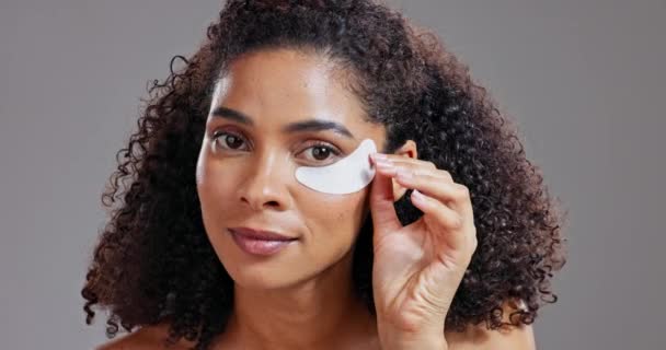 Жінка Знімає Плями Очей Шкіри Краси Обличчя Дерматології Косметичним Продуктом — стокове відео