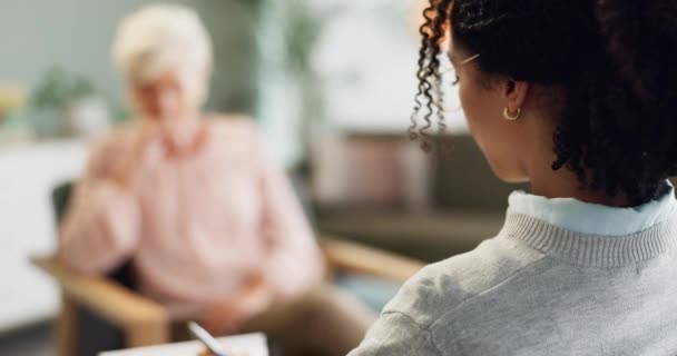 Notas Terapia Mujer Hablando Con Psicólogo Para Obtener Ayuda Apoyo — Vídeo de stock