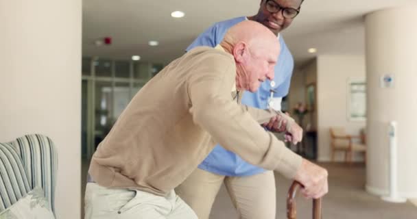 Bastón Paseo Enfermero Anciano Para Apoyo Hogares Ancianos Ayuda Amabilidad — Vídeos de Stock
