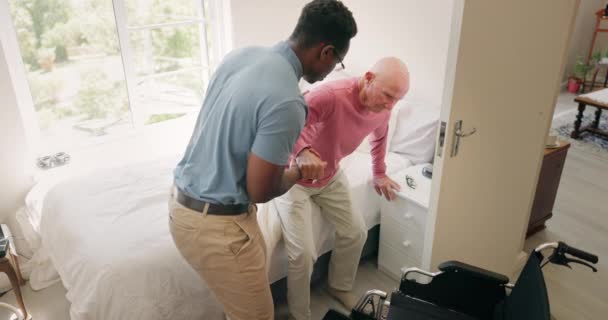理学療法士および高齢者介護者は 老人ホームでのサポート 医療支援の車椅子を使用しています 看護師または実務医は 退職後の家でベッドから障害者を助ける — ストック動画