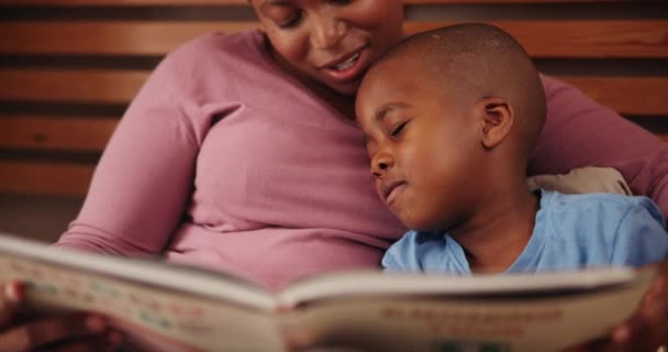Μητέρα Παιδί Και Βιβλίο Ανάγνωσης Για Κρεβάτι Χρόνο Την Εκπαίδευση — Αρχείο Βίντεο