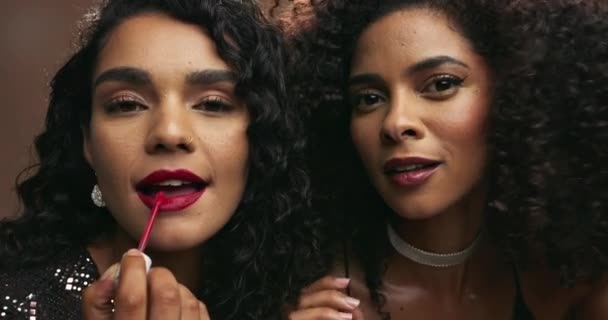 Happy Woman Friends Makeup Lipstick Beauty Cosmetics Brown Studio Background — Stock Video