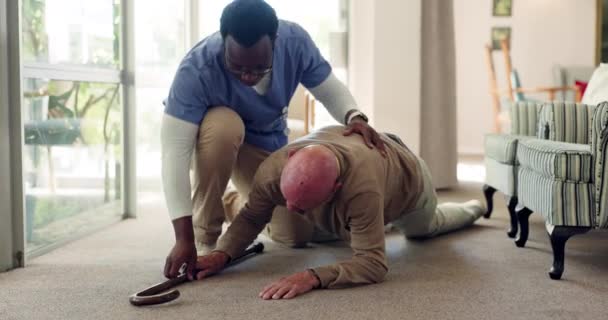 老年男子 摔倒在地板上 护士在沙发或客厅帮助处理意外事故 家庭支持和平衡 医疗专业人员或护理人员用手杖跑到助残的老年病人身边 — 图库视频影像