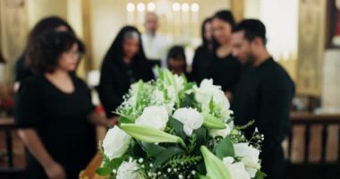 Cenaze, ölüm ve cenazedeki insanlar saygı, destek ve rahatlık için kilisedeki anma töreninde çiçeklerle birlikte. Bulanık, keder ya da güllü aile, hatıralar ve ruhsal veda için tabutta veda..