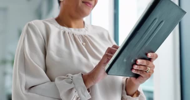 Mulher Negócios Tablet Mãos Para Digitar Escritório Moderno Com Comunicação — Vídeo de Stock