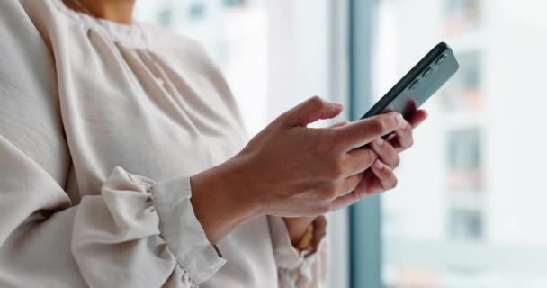 커뮤니케이션 네트워킹을 사무실에 여자를 메시지 직장에서 모바일 이메일 알림으로 스마트폰 — 비디오