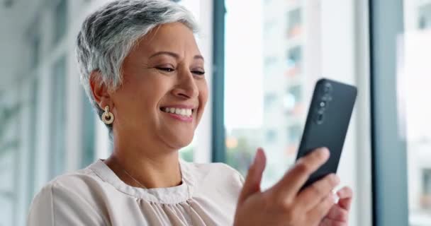 Reife Frau Telefon Und Lächeln Für Dating App Und Tippen — Stockvideo