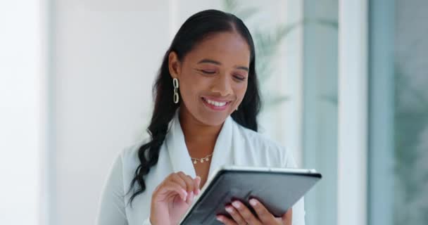 Mujer Negocios Tableta Lectura Pasillo Oficina Moderna Con Comunicación Visión — Vídeo de stock