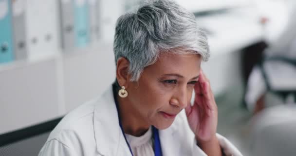 Mujer Médico Senior Dolor Cabeza Laboratorio Dolor Estrés Con Crisis — Vídeos de Stock