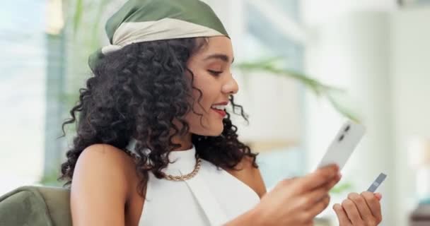 Profesjonalna Kobieta Smartfon Karta Kredytowa Dla Commerce Płatność Śmiech Zniżki — Wideo stockowe