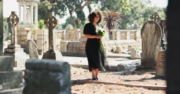 Flores Cemitério Mulher Por Lápide Para Funeral Cerimônia Morte Serviço — Vídeo de Stock